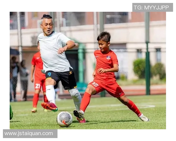 足球明星与粉丝亲密互动揭秘精彩瞬间与幕后故事